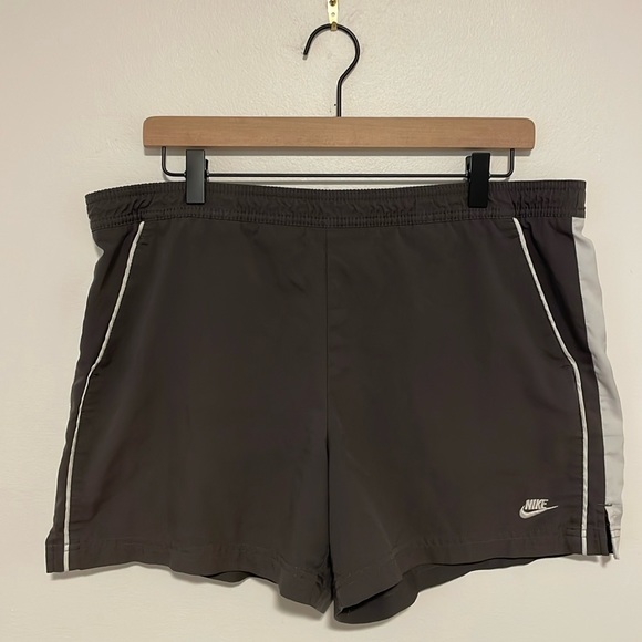 Nike Size Medium Gray Athletic Shorts with Side Pockets - Picture 1 of 5